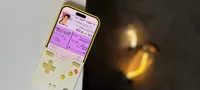 GAMEBABY 케이스는 iPhone을 물리적인 버튼이 있는 레트 게임기처럼 바꿔줍니다.