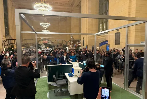 Apple has 'laboranti Lumon' who work inside the cutting cube at Grand Central Terminal.