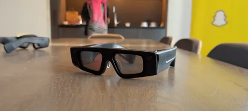 试用Snapchat最新AR眼镜,结果 surprisingly delightful