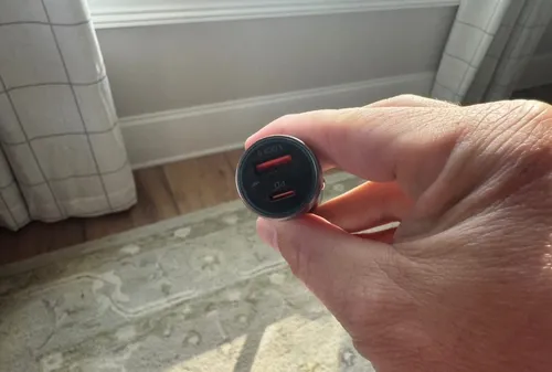 MagSafe Money: LISENは、車に取り付けることができます。最強力なMagSafeマグネットを提供しています。