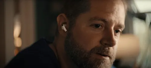 温暖人心的苹果假期视频展示了AirPods Pro 2的听力辅助功能
