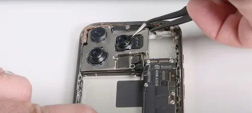 三星 reportedly developing a 3-layer stacked camera sensor for the iPhone.