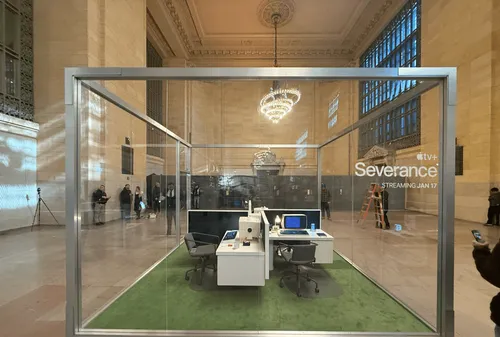 Apple is working in the Survey Cube at the Grand Ballroom of the Bonobos Concert, with 'Lemon employees'.