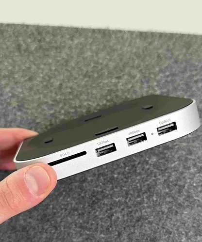 体验:Satechi 的集线器为你的 M4 Mac mini 提供额外的端口以及隐藏的存储空间。