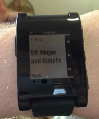 Pebble与苹果合作推出支持iPhone的电子墨水智能手表,主打16K自定义表盘。