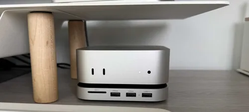 体验:Satechi 的集线器为你的 M4 Mac mini 提供额外的端口以及隐藏的存储空间。