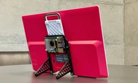 이 Raspberry Pi 모니터 스탠드는 무료로 3D 프린트 가능합니다.