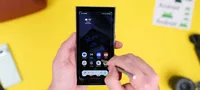 更多泄露的Galaxy S25 Ultra图片展示了S Pen插槽和One UI 7 [画廊]